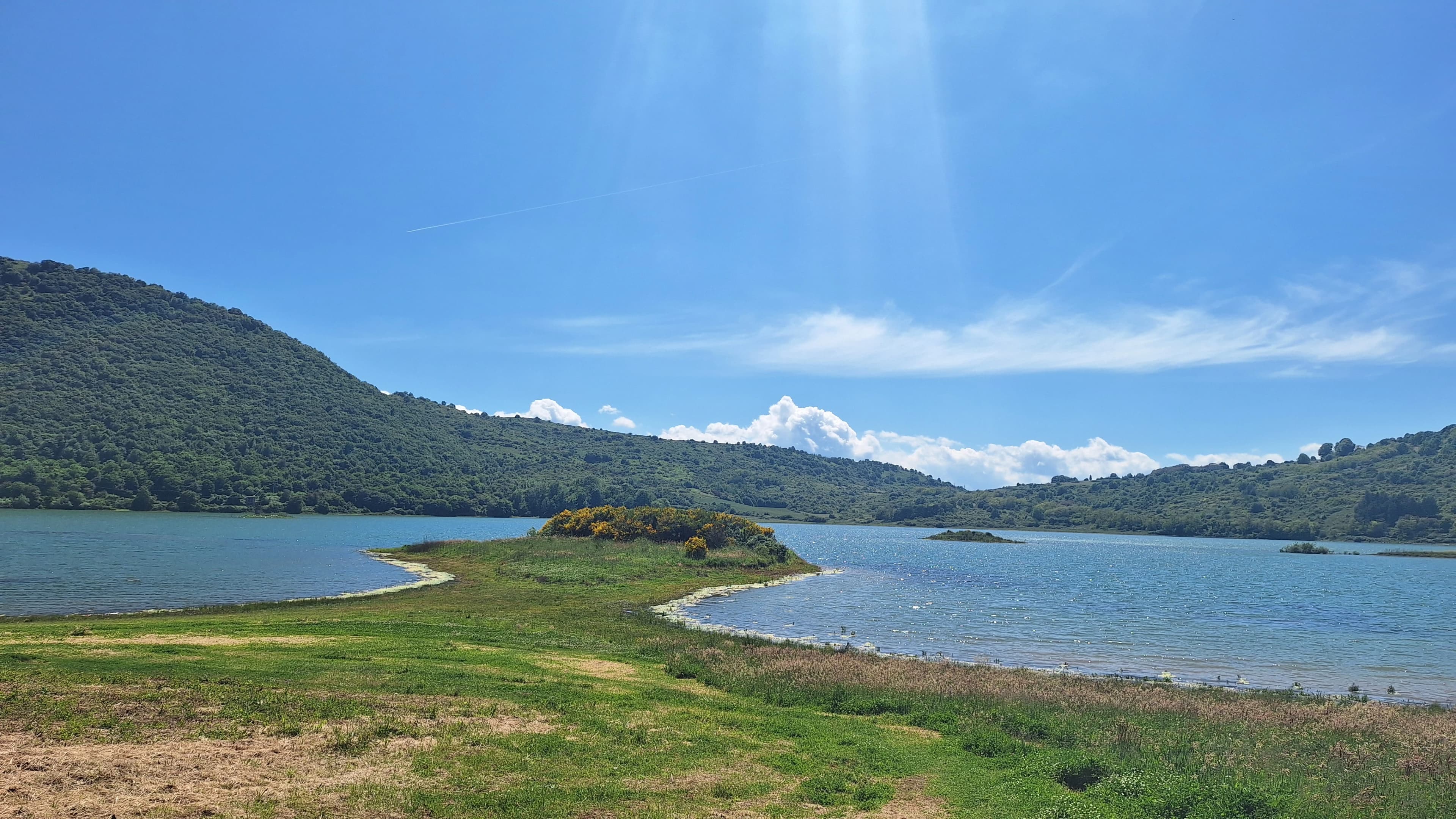 Paesaggio naturale con lago vicino al Centro Studi Bahá’í per ritiri aziendali