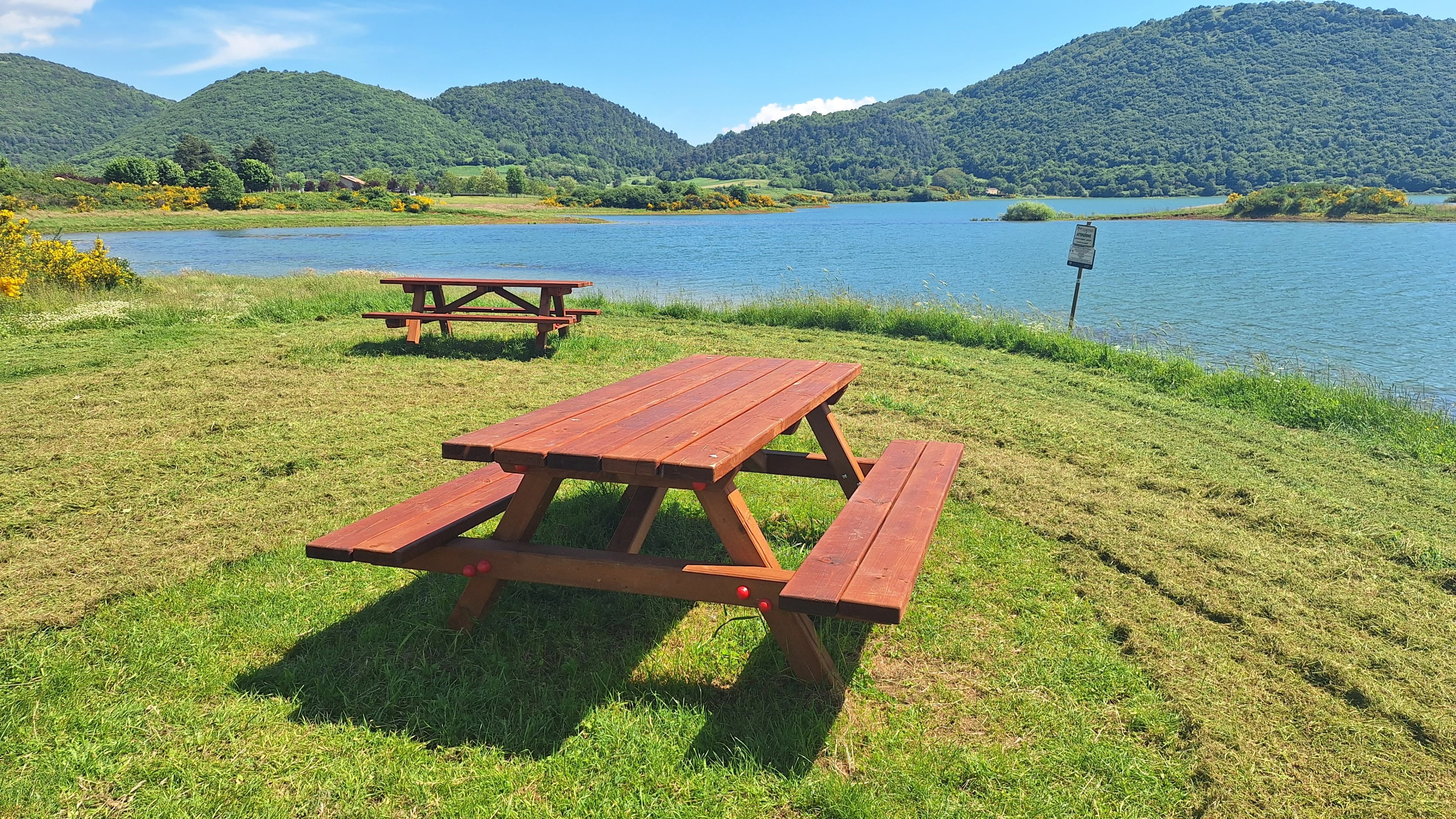 Lakeside picnic area near the Bahá’í Study Center for business retreat breaks